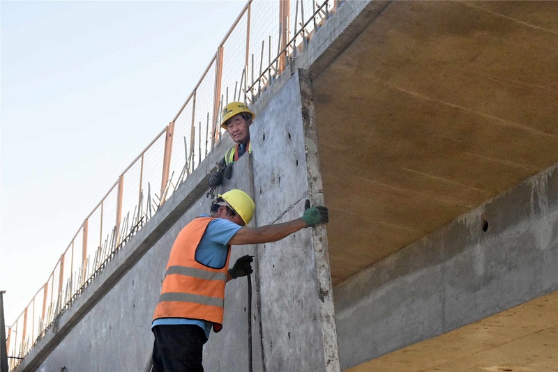 1653034335593.jpg 安装挡土板 郭连山 摄.jpg