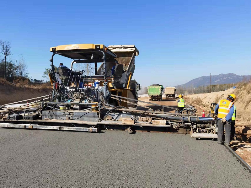 1653034386333.jpg 水泥稳定碎石摊铺 郭连山 摄.jpg