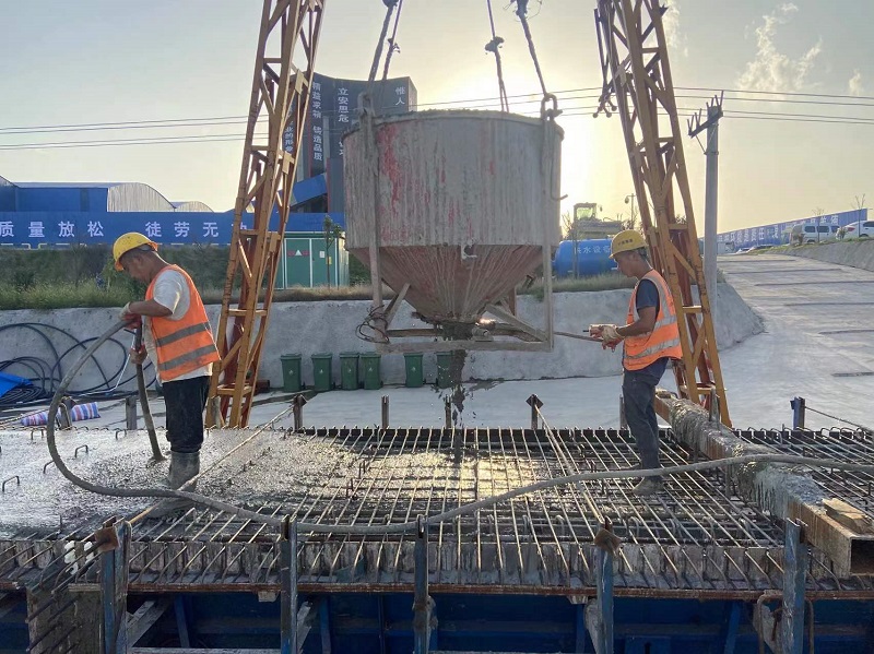 1653034439705.jpg 箱梁浇筑施工 郭连山 摄.jpg