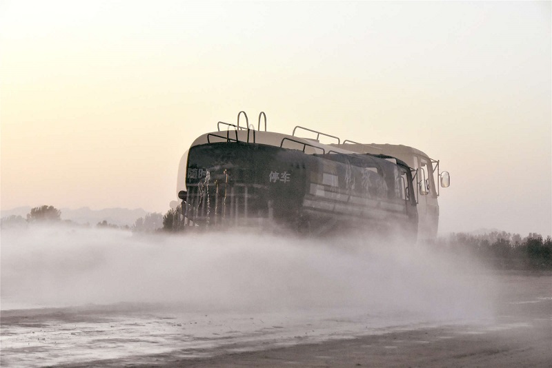 1653034483155.jpg 洒水除尘 郭连山 摄.jpg